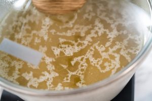 Bol de bouillon d’os bio fumant, prêt à être dégusté.