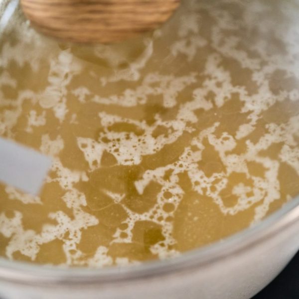 Bol de bouillon d’os bio fumant, prêt à être dégusté.