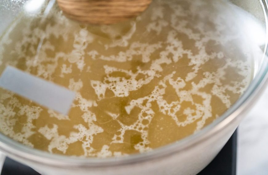 Bol de bouillon d’os bio fumant, prêt à être dégusté.