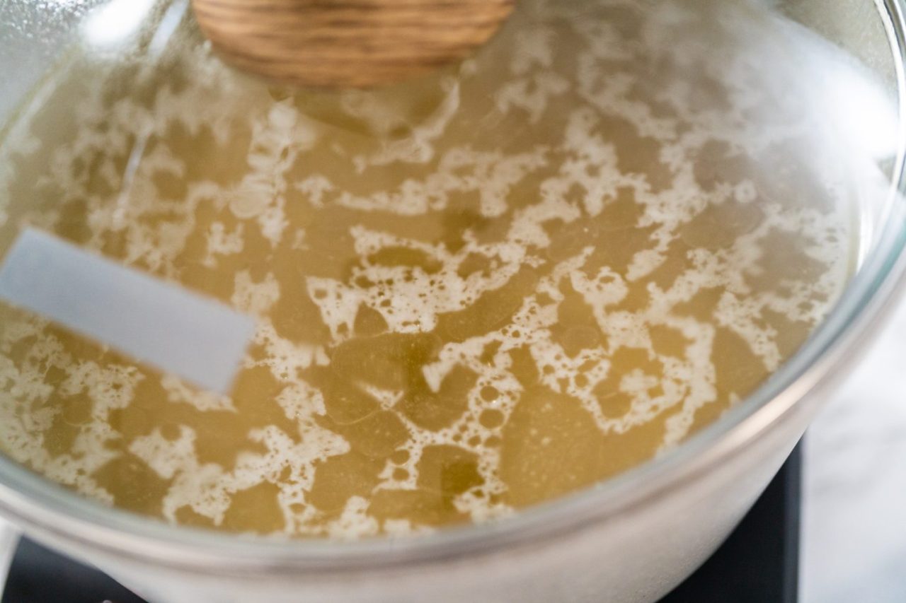 Bol de bouillon d’os bio fumant, prêt à être dégusté.